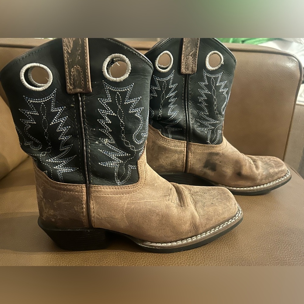 Cody James kids size 2
Two-Tone leather Western Cowboy Boots